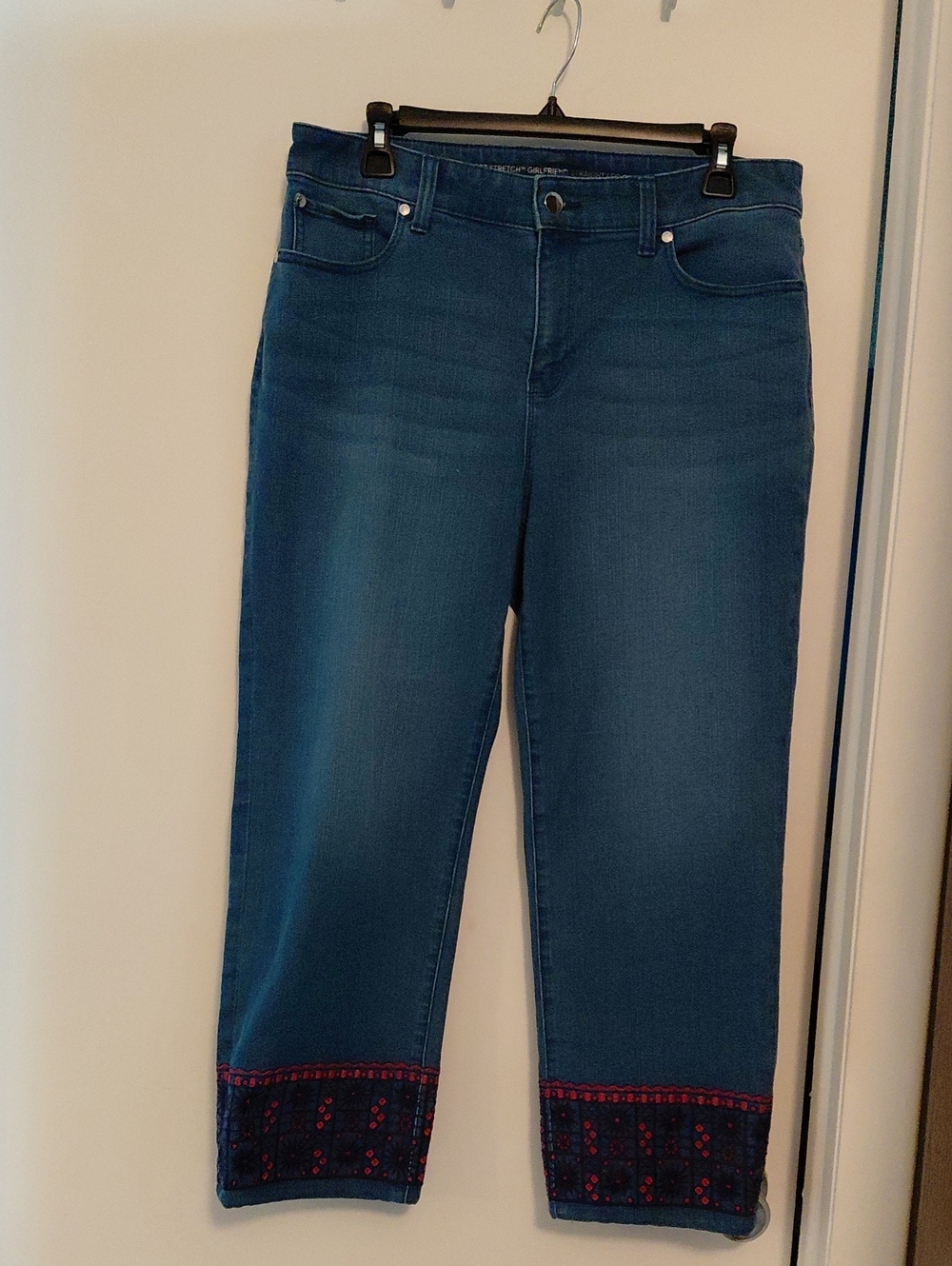 NWOT Chico's Perfect Stetch Girlfriend Straight Crop. Size 2. Embroidered Hem